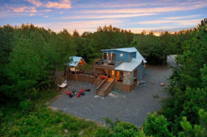 Lux Hochatown Cabin! 5 minutes to town-Hot Tub-Fire Pit-Game Room-Mtn Views